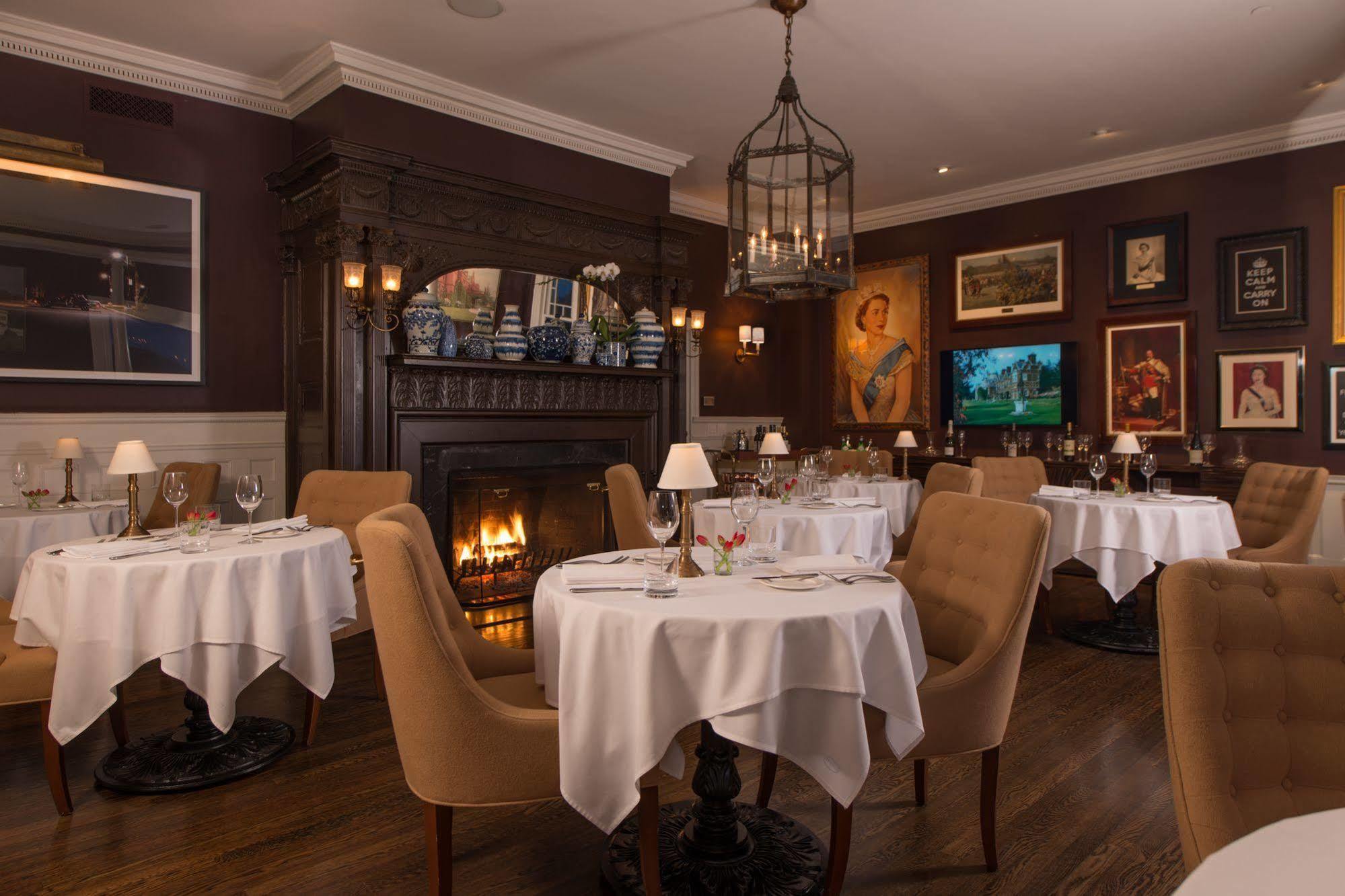 Kemble Inn - Restaurant - Bar Lenox Exterior photo